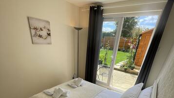 1 habitación, sistema de insonorización y tabla de planchar con plancha