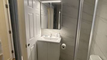 Artículos de tocador gratuitos, secador de pelo, batas, pantuflas