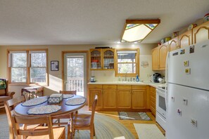 Fridge, microwave, stovetop, coffee/tea maker - Burnsville Cabin w/ Deck & Trails - Dog Friendly! (Burnsville)