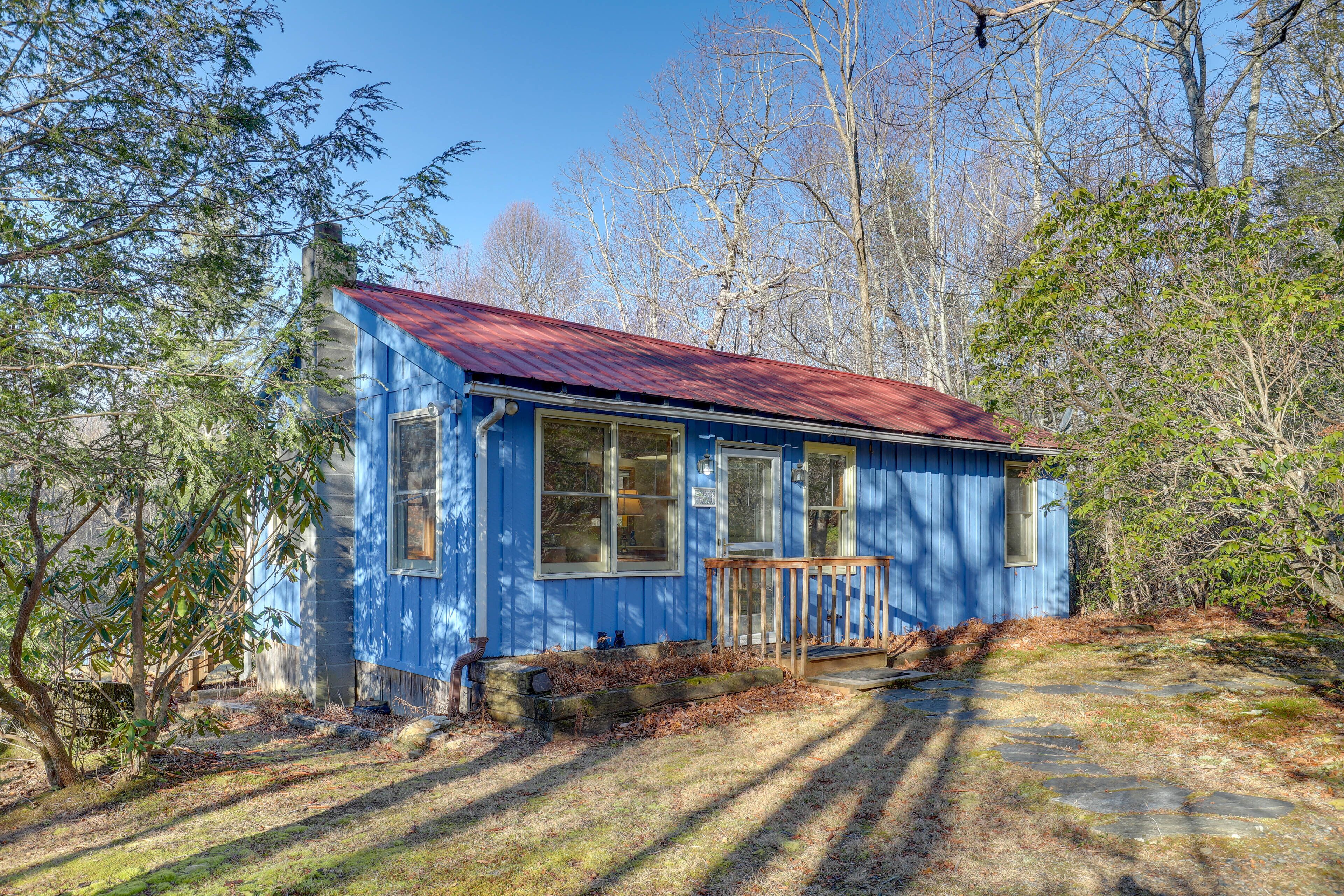 Burnsville Cabin w/ Deck - 5 Mi to Crabtree Falls!