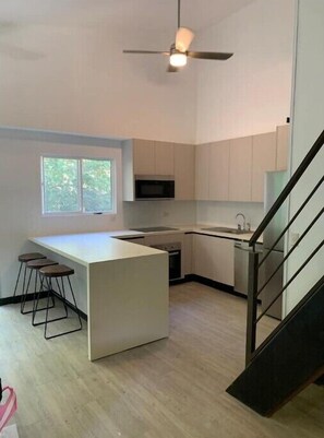 Kühlschrank, Mikrowelle, Ofen, Herdplatte