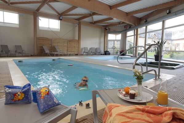 室內游泳池，開放時間為 10:00 至 18:00，提供日光浴躺椅