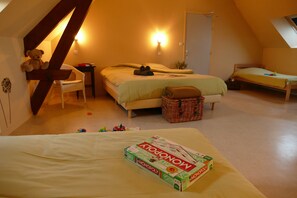 Standard Quadruple Room | Individually decorated, desk, soundproofing, free WiFi - Ferme du Château (Monampteuil)
