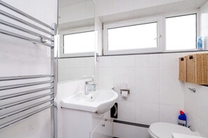 Douche, séchoir à cheveux, serviettes fournies