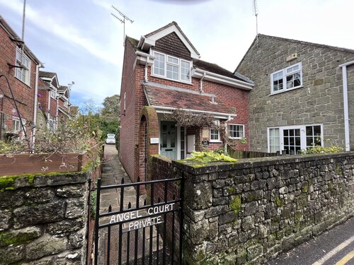 Cosy central Shaftesbury 2 bed cottage with Parking