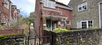 Cosy central Shaftesbury 2 bed cottage with Parking
