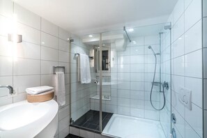 Hårtork, handdukar, tvål och schampo