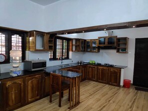 Cookware/dishes/utensils