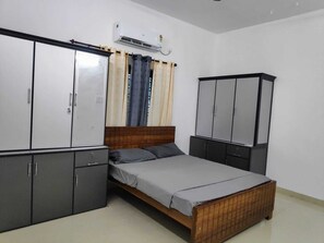 4 habitaciones, tabla de planchar con plancha, wifi y ropa de cama 