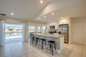 Fridge, microwave, oven, stovetop - VRCC Villa Sea Star (Cape Coral)