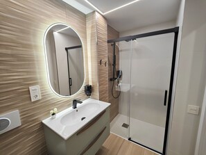 Hair dryer, bidet, towels, soap - Exclusivo Piso en Pleno Centro de Oviedo (Oviedo)