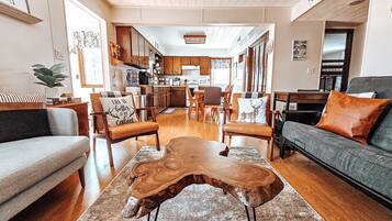 TV connectée, cheminée, jeux vidéo, lecteur de DVD