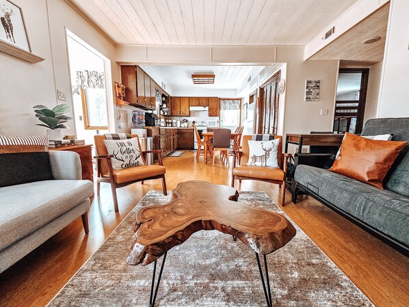 Smart TV, fireplace, video games, DVD player - The Cozy Getaway Cabin w/Hot Tub-Sauna-WiFi on ATV trails near Lake Arbutus (Neillsville)