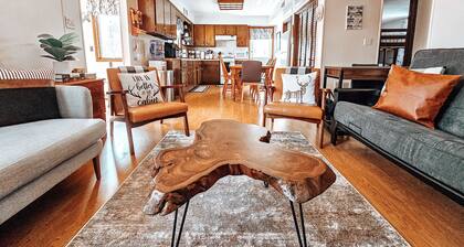 The Cozy Getaway Cabin w/Hot Tub-Sauna-WiFi on ATV trails near Lake Arbutus