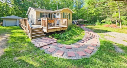 The Cozy Getaway Cabin w/Hot Tub-Sauna-WiFi on ATV trails near Lake Arbutus