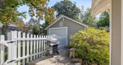 Quiet & clean, minutes from downtown Brenham!