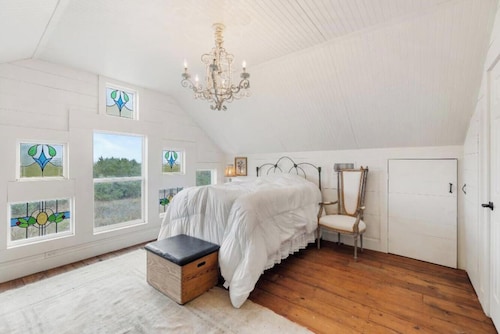 Round Top entertainer's oasis w/POOL, Pond & more!