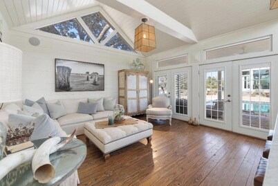 Round Top entertainer's oasis w/POOL, Pond & more!