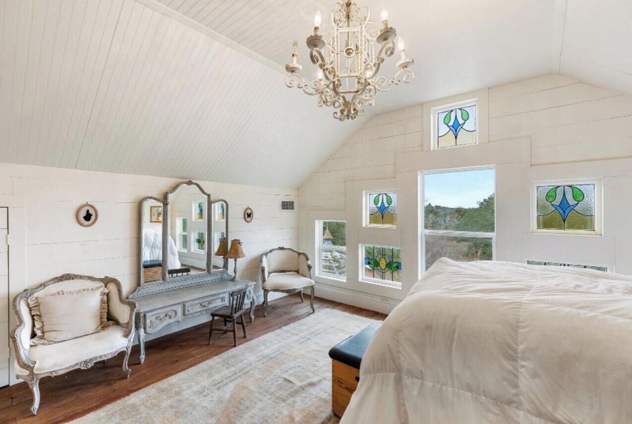 4 bedrooms, travel crib, WiFi, bed sheets