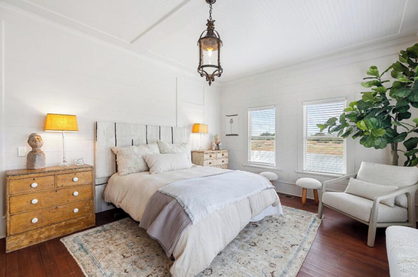 4 bedrooms, travel crib, WiFi, bed sheets