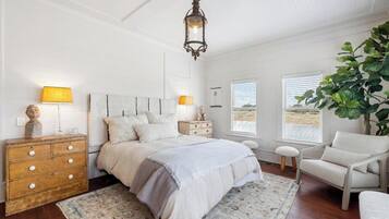 4 bedrooms, travel crib, WiFi, bed sheets