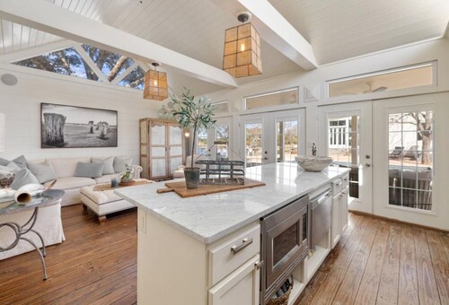 Round Top entertainer's oasis w/POOL, Pond & more!