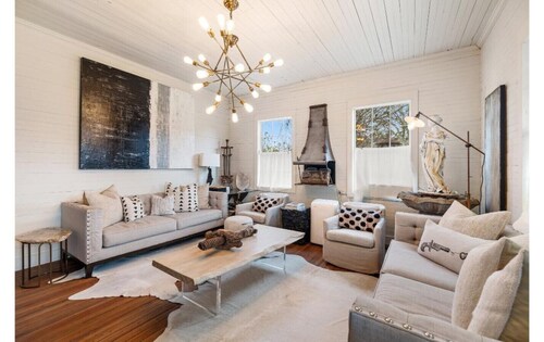 Round Top charm w/POOL and outdoor dining