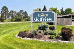 Ein Schild am Golfplatz mit der Aufschrift 'Traverse Golfview'.