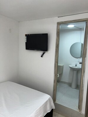 Bathroom | Shower, rainfall showerhead, heated floors, towels - Lago Hotel Boutique  (Cartagena)