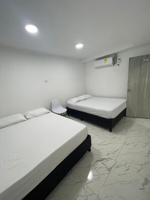 Economy Quadruple Room | Premium bedding - Lago Hotel Boutique  (Cartagena)