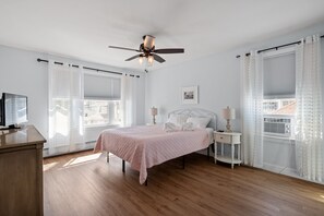 5 bedrooms, iron/ironing board, free WiFi, bed sheets - Luxurious 5-bedroom home steps from Hampton Beach & all entertainment (Hampton)