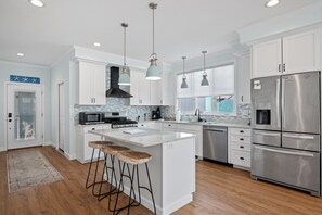 Kylskåp, mikrovågsugn, ugn och spishäll