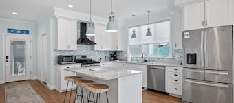 Luxurious 5-bedroom home steps from Hampton Beach & all entertainment