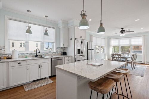 Luxurious 5-bedroom home steps from Hampton Beach & all entertainment