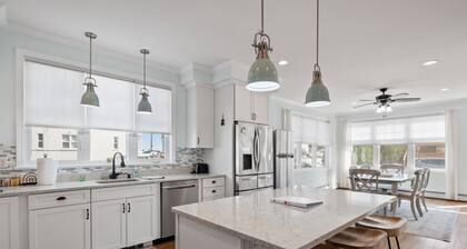 Luxurious 5-bedroom home steps from Hampton Beach & all entertainment