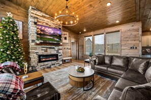 Smart TV, fireplace, video games, DVD player - New Luxury Lodge Insane ⛰ Views & Beautiful Waterfall Pool 🌊  (Sevierville)