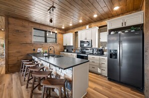 Fridge, microwave, oven, stovetop - New Luxury Lodge Insane ⛰ Views & Beautiful Waterfall Pool 🌊  (Sevierville)