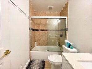 Haartrockner, Handtücher, Seife, Toilettenpapier