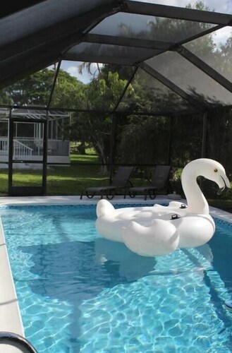 Spacious 2 bedroom island home with pool and great sunset views.
Pet friendly!

