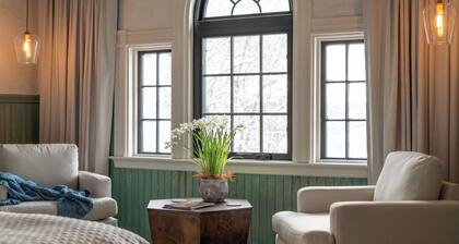 Inkwell Suite at Spofford Lodge