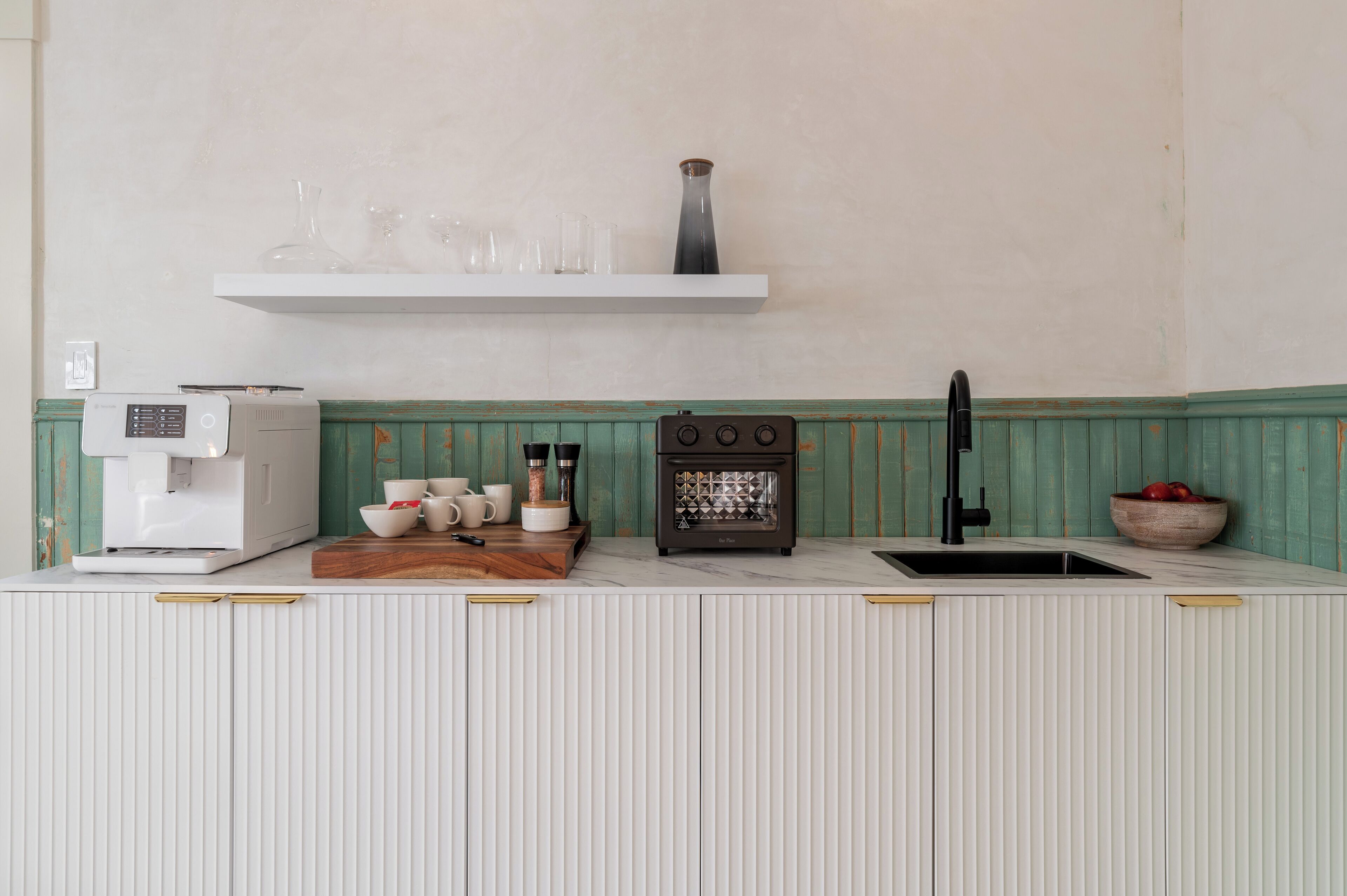 Frigorífico y cafetera o tetera