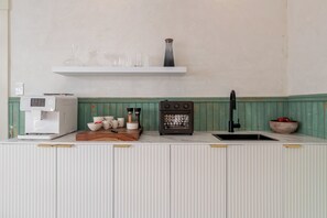 Refrigerador, cafetera/tetera