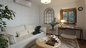 Smart-TV, Kamin, Bücher, Stereoanlage