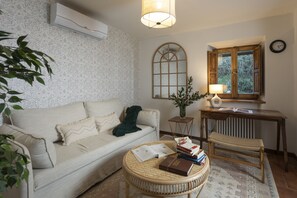 Téléviseur connecté, foyer, livres, chaîne audio