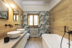 Douche, articles de toilette écologiques, sèche-cheveux, bidet