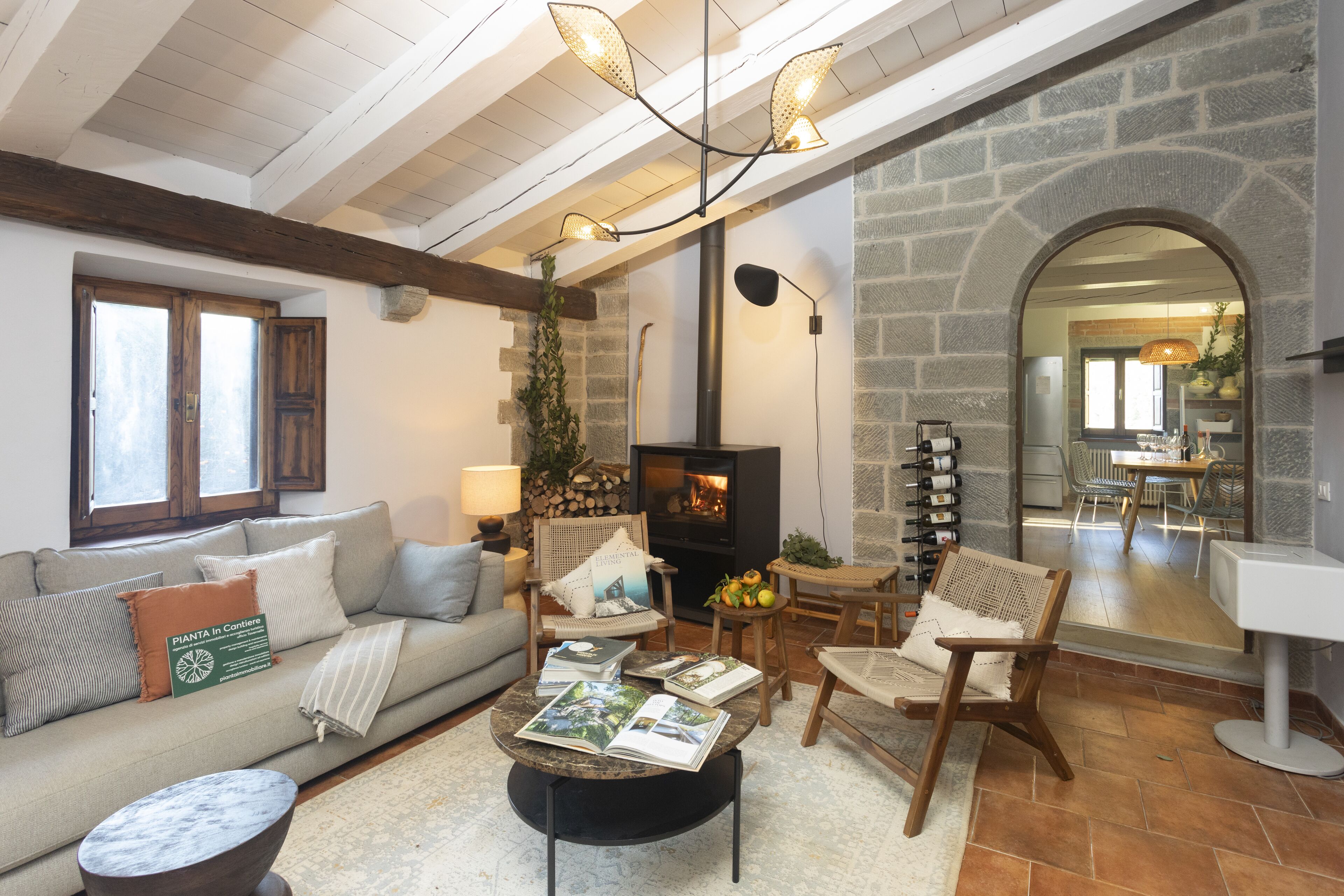 Smart TV, caminetto, lettore DVD, libri