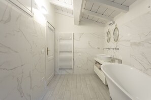 Douche, articles de toilette écologiques, sèche-cheveux, bidet