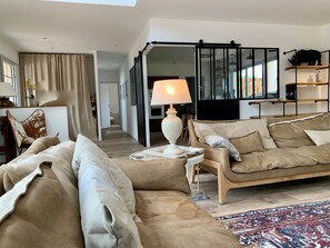 TV, fireplace, stereo