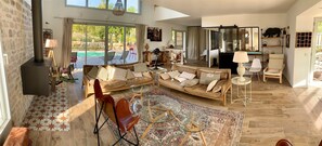 TV, fireplace, stereo