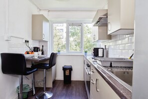 Departamento | Cocina privada | Refrigerador, microondas, horno y parrilla de estufa